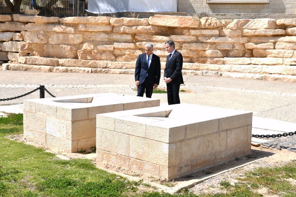 שר החוץ לפיד ומזכיר המדינה האמריקאי בקברו של דוד בן גוריון (צילום: לע''מ)
